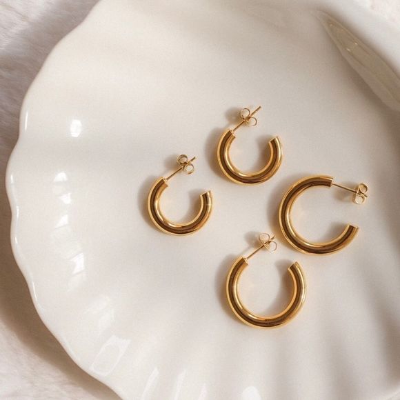 18K Solid Gold Plated Freya Minimalistic Hoops Earrings - Picture 6 of 6